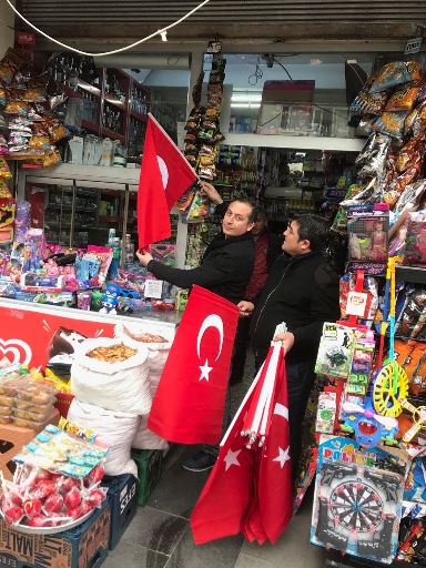 Tarsus Belediyesi Esnaflara Bayrak Dağıttı