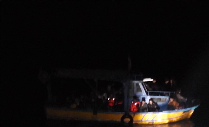 Mersin'de Açıklara Giden Teknede 38 Göçmen Yakalandı