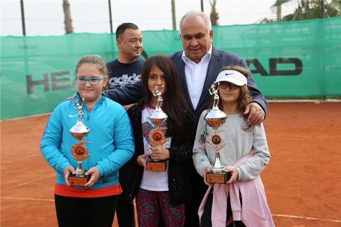 Erdemli'de Düzenlenen Tenis Turnuvası Ödülleri Sahiplerini Buldu