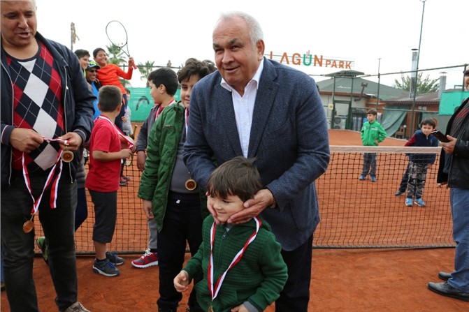 Erdemli'de Düzenlenen Tenis Turnuvası Ödülleri Sahiplerini Buldu