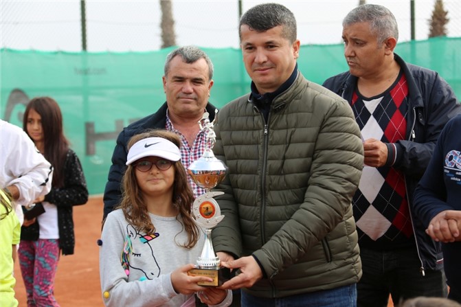 Erdemli'de Düzenlenen Tenis Turnuvası Ödülleri Sahiplerini Buldu