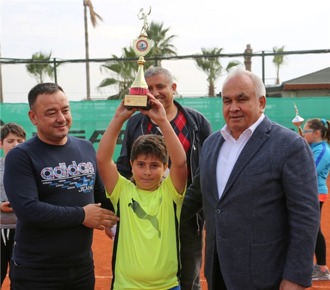 Erdemli'de Düzenlenen Tenis Turnuvası Ödülleri Sahiplerini Buldu