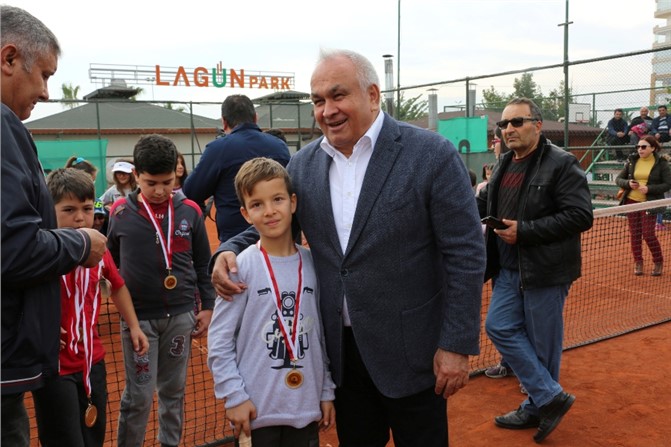 Erdemli'de Düzenlenen Tenis Turnuvası Ödülleri Sahiplerini Buldu