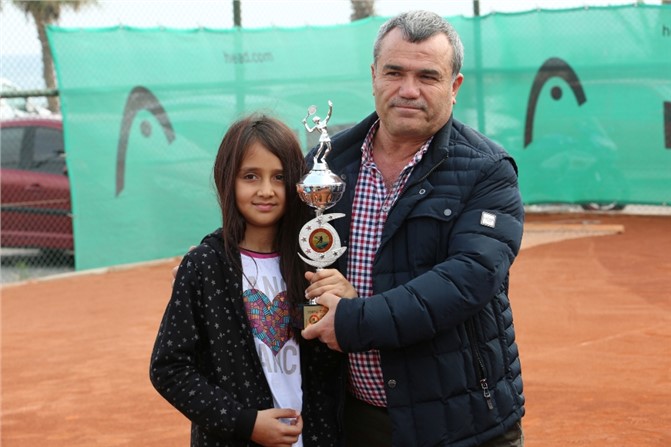 Erdemli'de Düzenlenen Tenis Turnuvası Ödülleri Sahiplerini Buldu