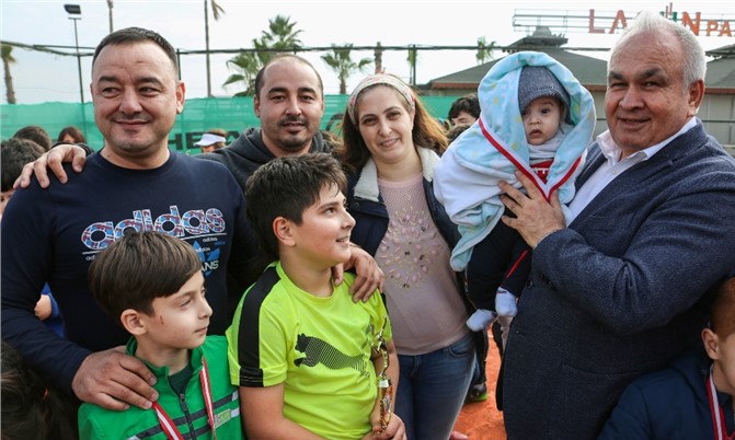 Erdemli'de Düzenlenen Tenis Turnuvası Ödülleri Sahiplerini Buldu