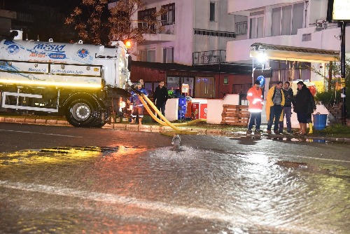 Anamur Belediyesi ve MESKİ Yağış Sonrası Vatandaşların Yardımına Koştu