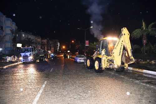 Anamur Belediyesi ve MESKİ Yağış Sonrası Vatandaşların Yardımına Koştu