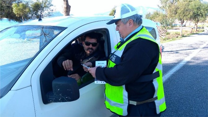 Mersin'de Trafik Güvenliği İçin Afiş ve El Broşürü Dağıtıldı