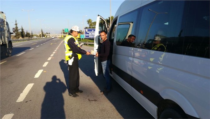 Mersin'de Trafik Güvenliği İçin Afiş ve El Broşürü Dağıtıldı