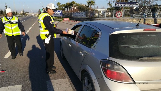 Mersin'de Trafik Güvenliği İçin Afiş ve El Broşürü Dağıtıldı