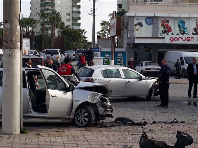 Sabah Saatlerinde Trafik Kazası, 2 Otomobil Çarpıştı