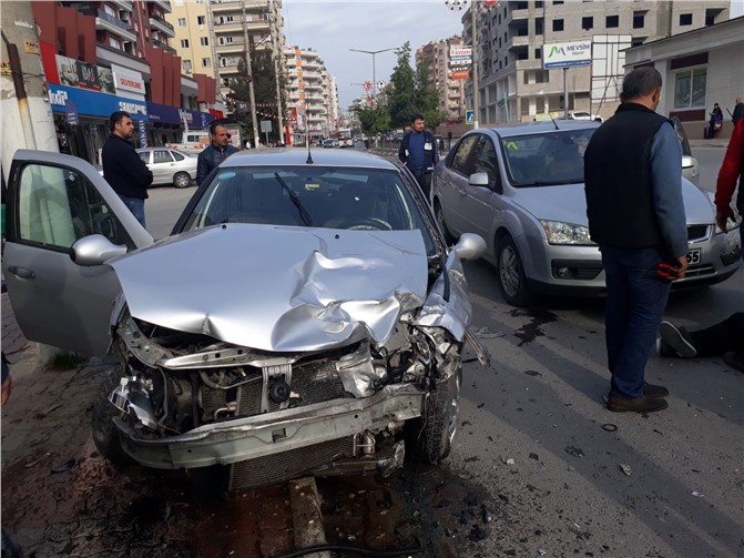 Sabah Saatlerinde Trafik Kazası, 2 Otomobil Çarpıştı