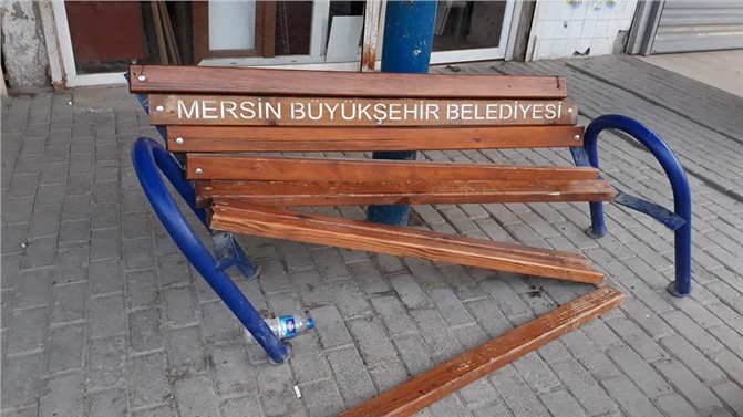 Mersin'de Otobüs Durağındaki Bankı Kırarak Kullanılamaz Hale Getirdiler