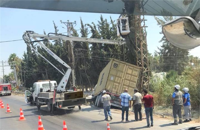 Mersin - Adana Karayolu Kazanlı Civarında Yolu Kilitlendi